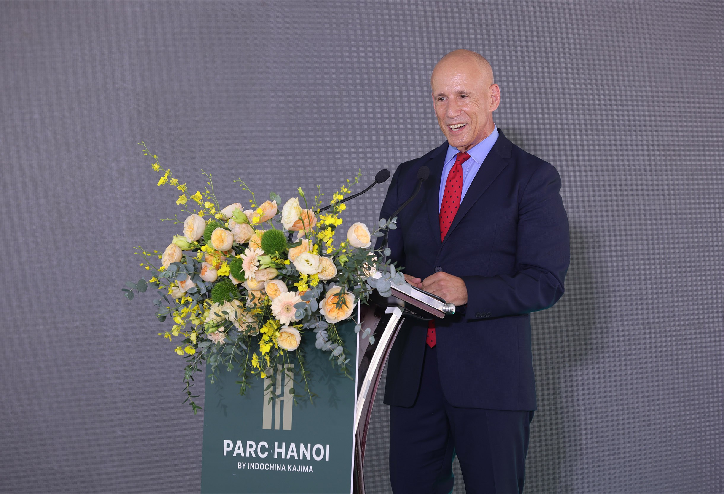 peter-ryder-chu-tich-dieu-hanh-indochina-capital-phat-bieu-tai-le-cat-noc-toa-nha-van-phong-parc-hanoi-1783521684.jpg
