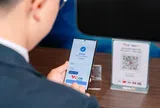 Du khách Hàn Quốc dễ dàng quét mã QR để thanh toán tại Việt Nam