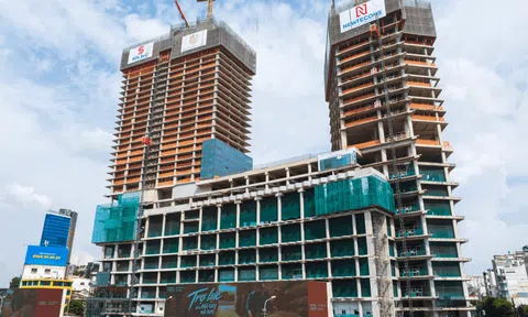 One Central Saigon - tòa tháp đối diện chợ Bến Thành dần hoàn thiện sau 13 năm khởi công