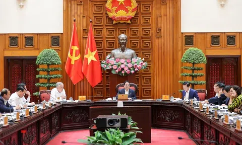 Thủ tướng: Rà soát, hỗ trợ các ngành bị ảnh hưởng do thuế đối ứng, yêu cầu NHNN hoãn, giãn nợ cho doanh nghiệp