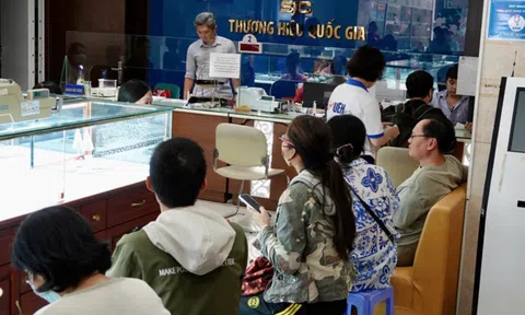 Xếp hàng bán vàng khi giá đạt đỉnh 106,4 triệu đồng/lượng