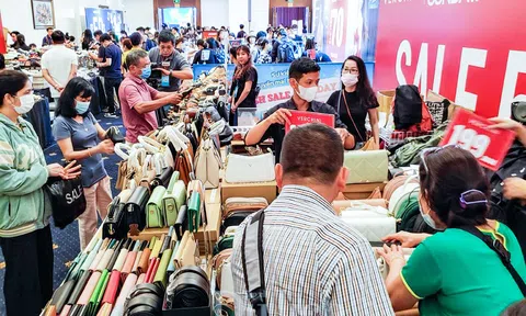 TP.HCM: Cuối năm, loạt chương trình khuyến mãi hàng hiệu giảm giá đến 80%