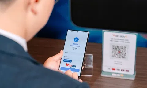 Du khách Hàn Quốc dễ dàng quét mã QR để thanh toán tại Việt Nam
