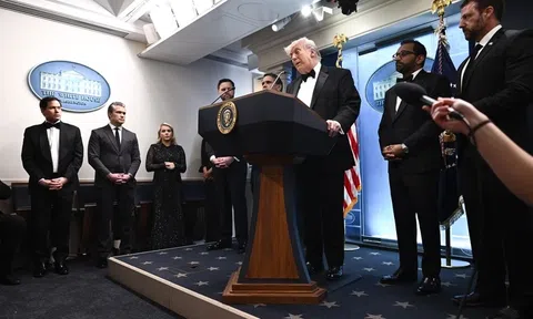 Ông Trump đăng ảnh nghi phạm vụ nổ súng tại dạ tiệc báo chí, mật vụ thoát chết nhờ áo chống đạn