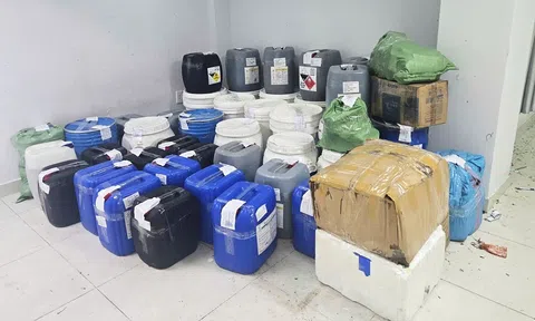 Giám đốc công ty sản xuất 'giấm ăn Hàn Quốc' từ axit công nghiệp bị bắt