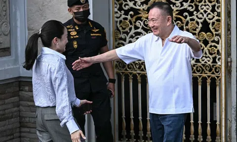 Cựu thủ tướng Thái Lan Thaksin ra tù trước thời hạn
