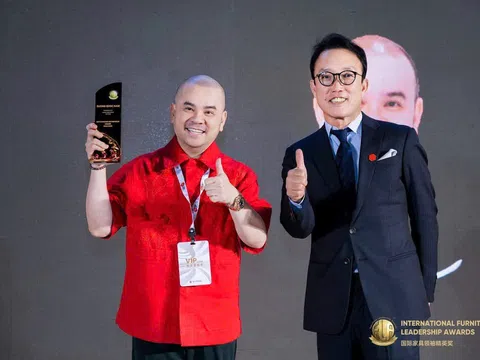 Chủ tịch Hoàng Nam Group nhận cúp Doanh nhân xuất sắc