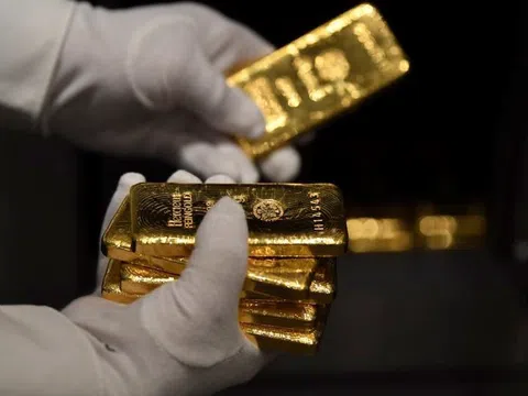 Giá vàng thế giới vượt ngưỡng 3.100 USD/oz