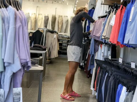 Người Mỹ 'vét sạch' siêu thị, tích trữ hàng hóa để…chạy thuế