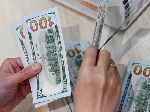 Giá USD ngân hàng rời mốc 26.000 đồng/USD, giá USD tự do vẫn tăng