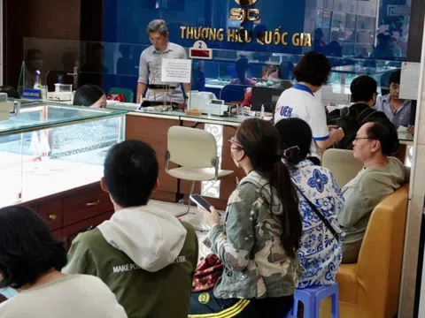 Xếp hàng bán vàng khi giá đạt đỉnh 106,4 triệu đồng/lượng