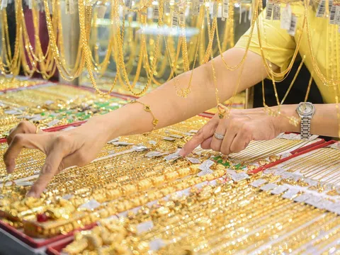 Giá vàng 17/4/2025 tăng vũ bão sau cú sốc thuế, SJC vọt lên đỉnh cao mới