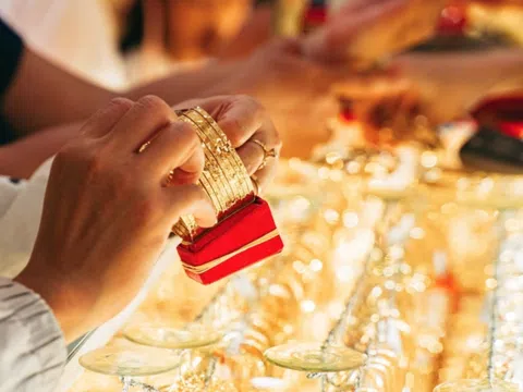 Giá vàng lao dốc sau khi ông Trump nói sẽ 'giảm thuế đáng kể' cho Trung Quốc