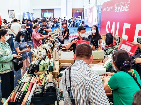 TP.HCM: Cuối năm, loạt chương trình khuyến mãi hàng hiệu giảm giá đến 80%