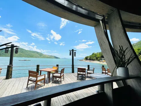 Du lịch cao cấp ở vịnh Ninh Vân: "Đi chậm" để "đi xa"