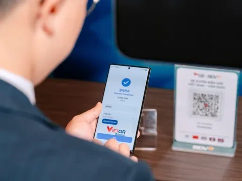 Du khách Hàn Quốc dễ dàng quét mã QR để thanh toán tại Việt Nam