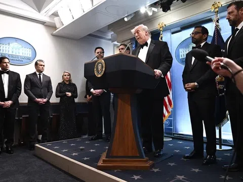 Ông Trump đăng ảnh nghi phạm vụ nổ súng tại dạ tiệc báo chí, mật vụ thoát chết nhờ áo chống đạn