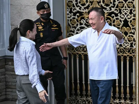 Cựu thủ tướng Thái Lan Thaksin ra tù trước thời hạn