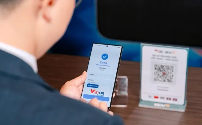 Du khách Hàn Quốc dễ dàng quét mã QR để thanh toán tại Việt Nam